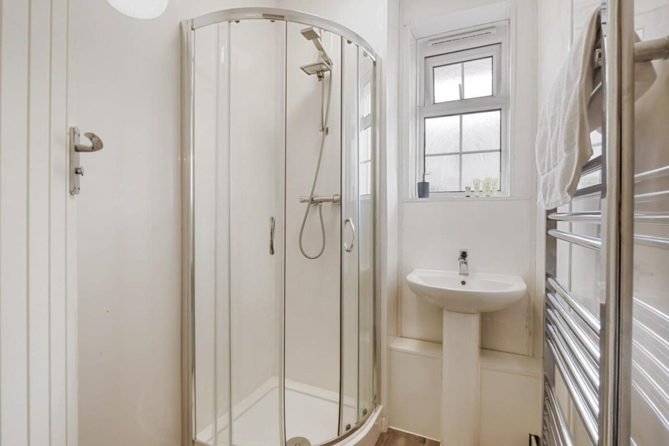 The Serene 2-Bedroom Flat W Free Street Parking Sutton  Exterior photo